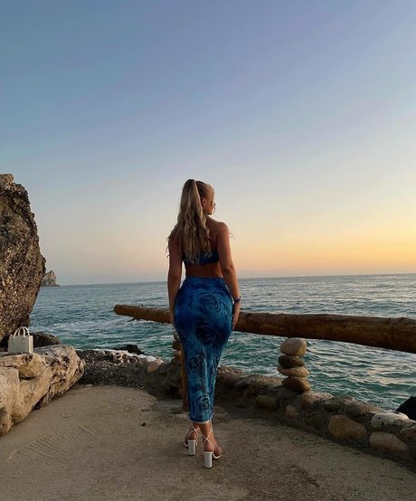 Ermira Lika 裸のスター ギャラリー