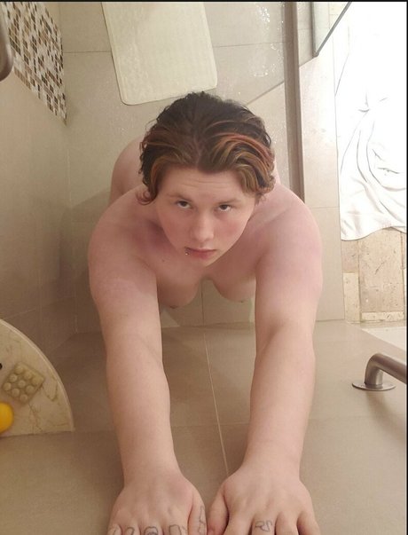 金髪の顔射オンリーファンズ アートヌード 画像