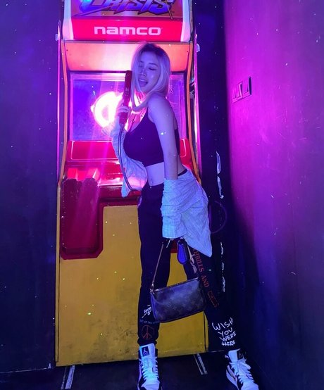 Anastasya Khosasih アートスター ギャラリー