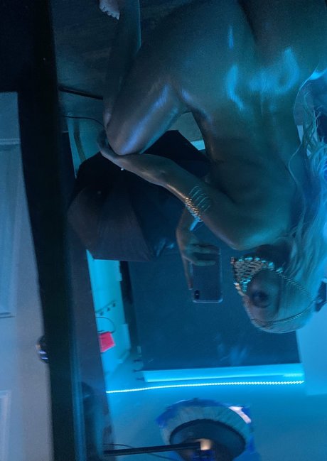 熟女の足オンリーファンズ アートヌード 画像