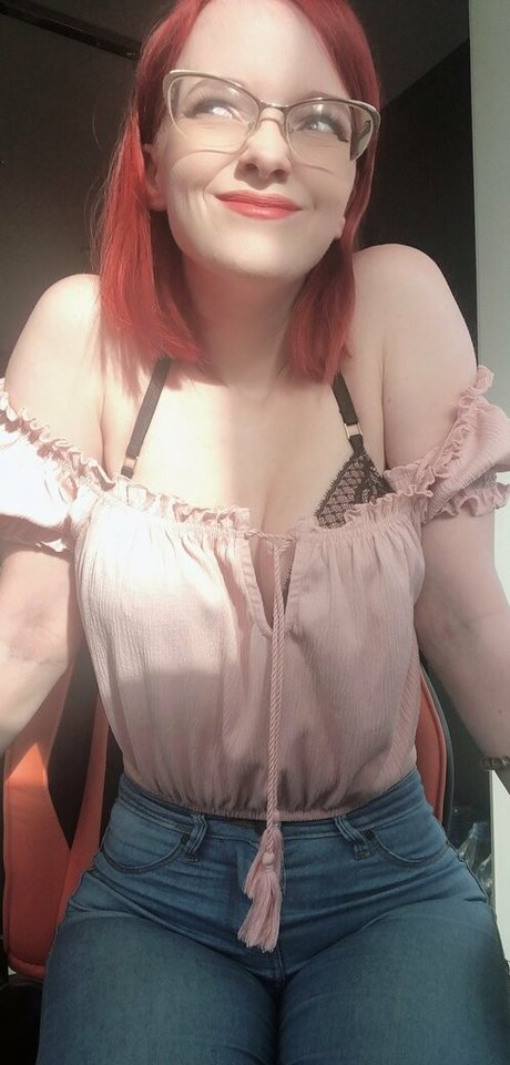 ぽっちゃりブルネットオンリーファンズ アートヌード 画像