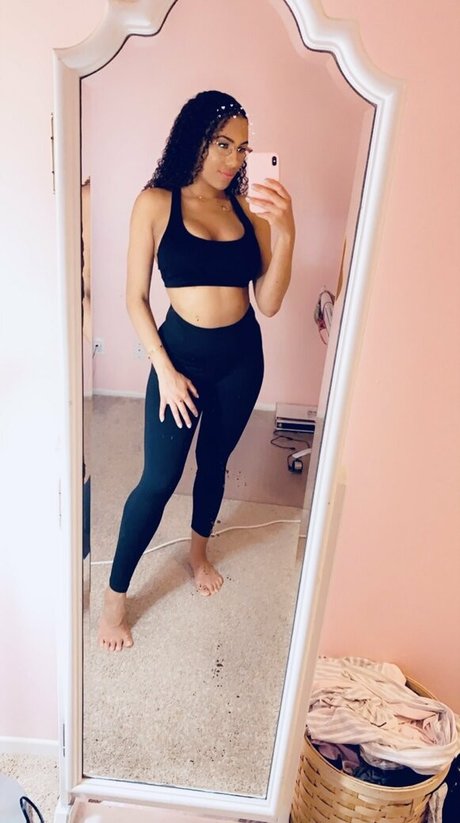 義母オンリーファンズ アートヌード 画像