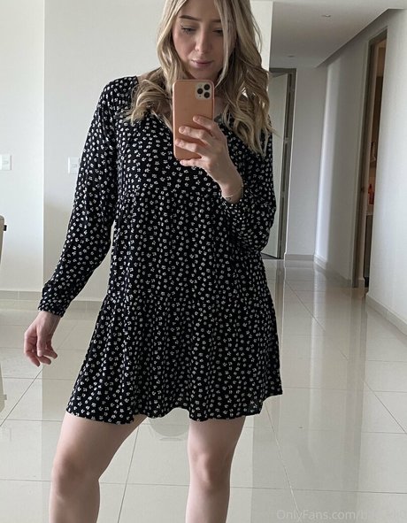 曲線美のブロンドオンリーファンズ 美しいヌード アーカイブ