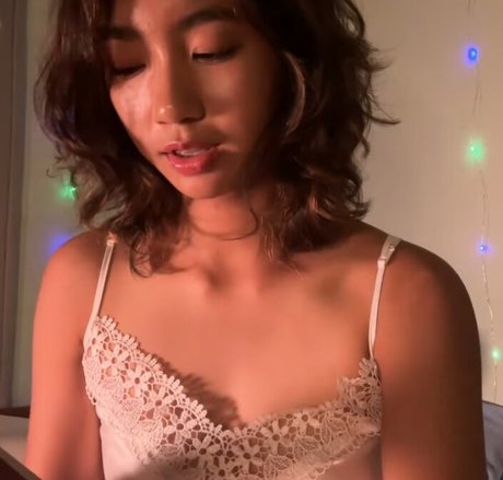 Moon Blitz Asmr ポルノスター 写真