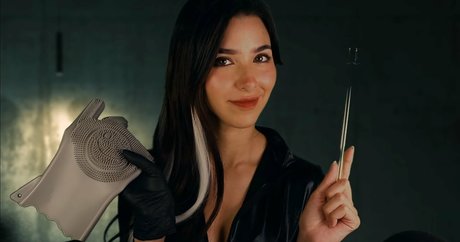 乳首 オンリーファンズ ポルノグラフィック 写真