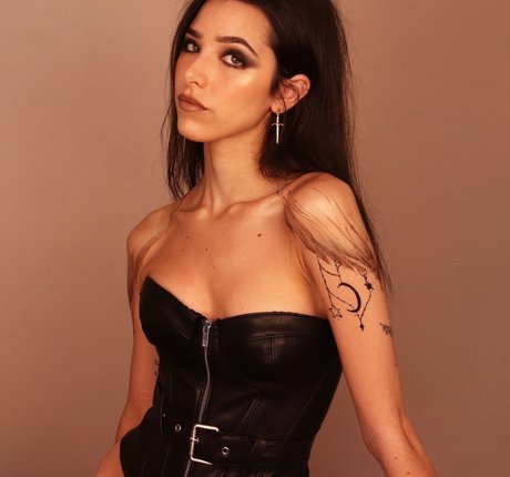 熟女オナニーオンリーファンズ ホットポルノ 画像