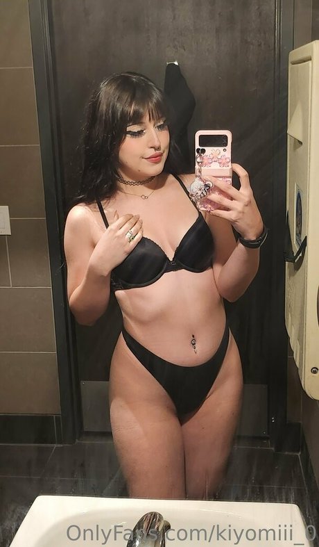 アジアン潮吹き オンリーファンズ 美しい裸 写真