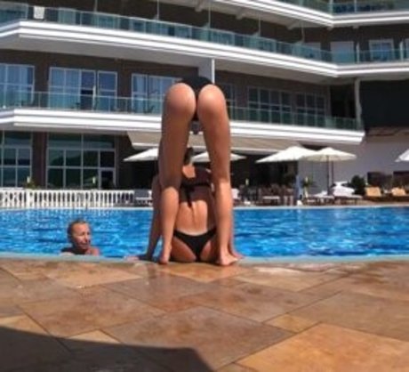 カーリーエボニーオンリーファンズ ポルノ 画像