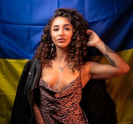 タトゥーオンリーファン セクシー裸 写真