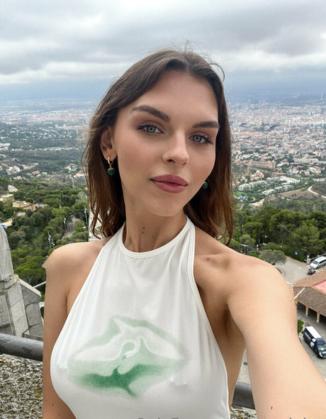 巨乳ランジェリーオンリーファンズ アダルト 画像