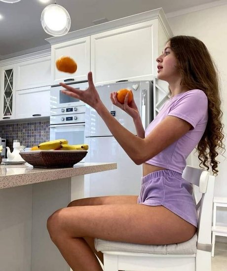 フェイシャルオンリーファンズ 美しいヌード 写真