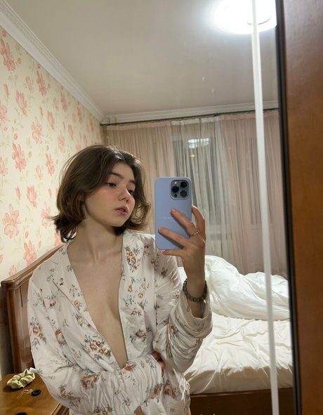 かわいいブロンドのオンリーファンズ ヌード 画像