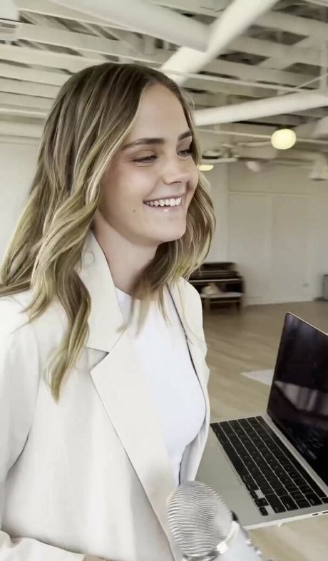 バン・オンリーファンズ セクシー 写真