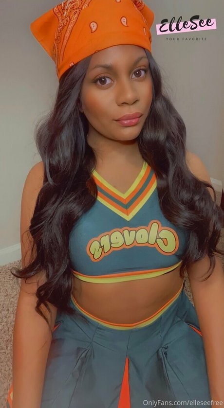 オイルを塗った巨乳オンリーファンズ セクシーヌード 写真