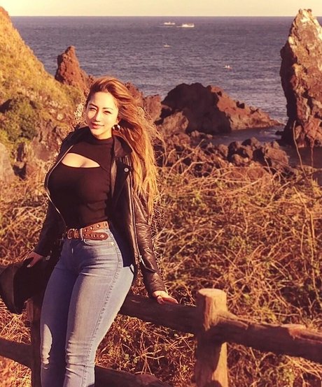 大きな猫オンリーファンズ セクシーヌード 画像