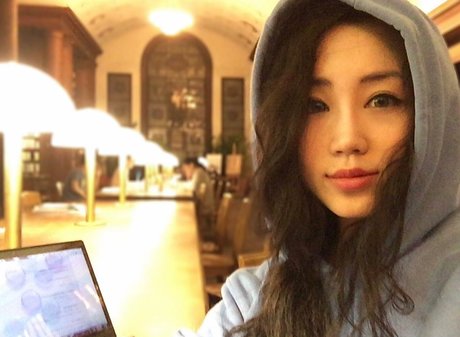 大きなプッシー唇オンリーファンズ アートヌード 写真