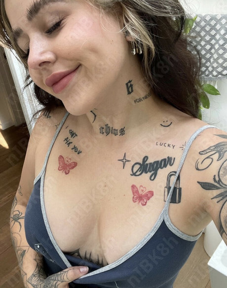 ブロンドのお尻オンリーファンズ アートポルノ 画像