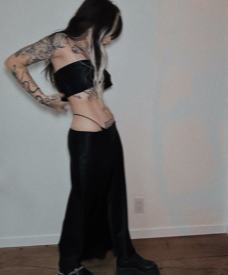 金髪の筋肉オンリーファンズ 可愛い 画像