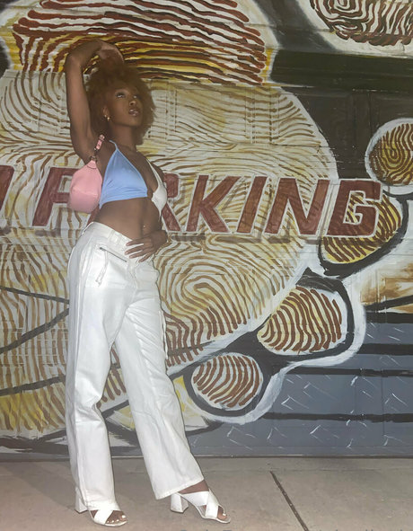 小柄な熟女オンリーファンズ 無料エロ 画像