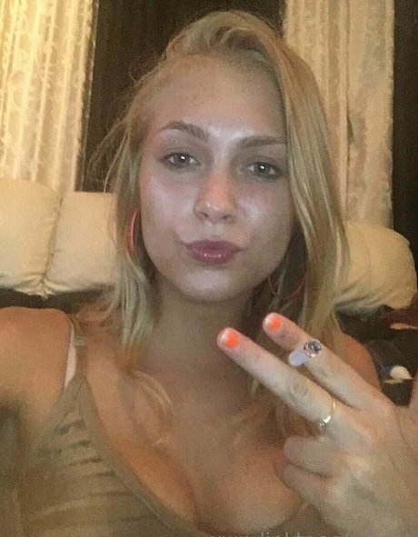 日本の熟女オンリーファンズ 無料ポルノ 写真