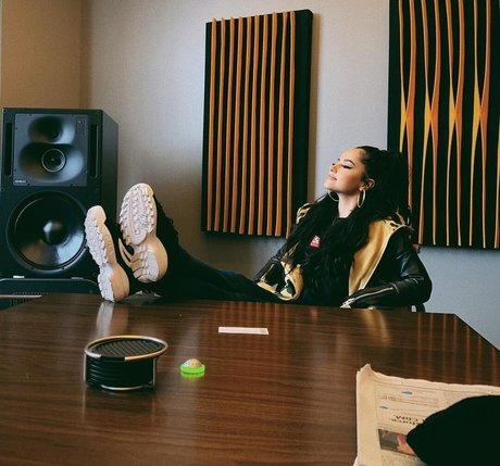 毛深い女の子のオンリーファンズ ポルノグラフィック 写真