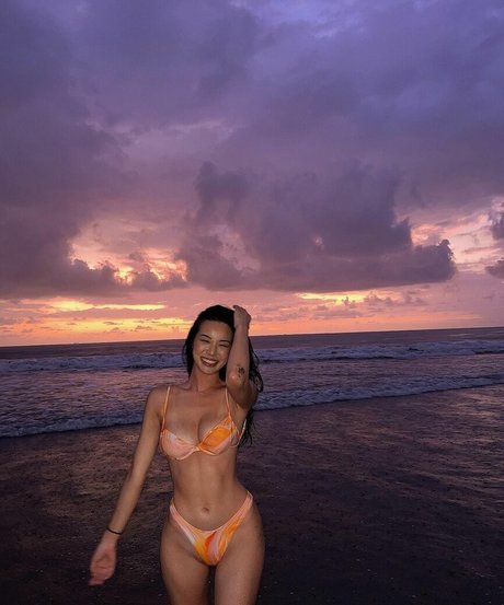 巨乳オナニーオンリーファンズ 美しいヌード 写真