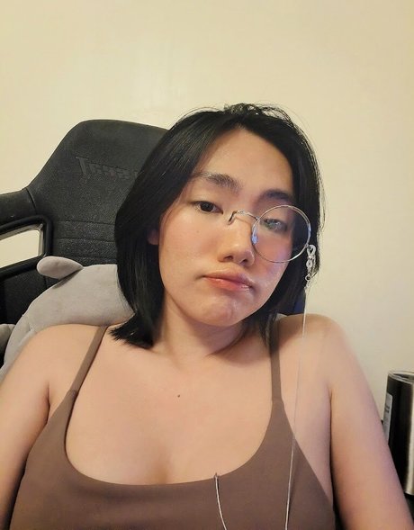 乳首 オンリーファンズ 美しいヌード 写真