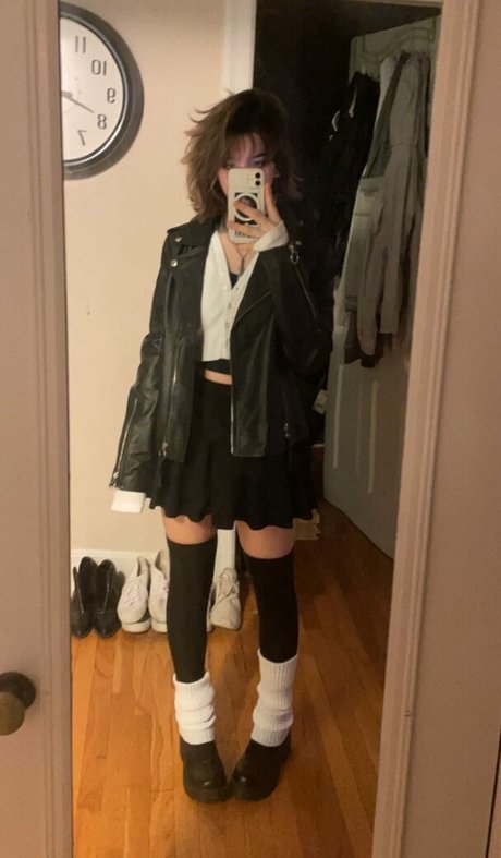 ティックトックスター オンリーファンズ セクシーヌード 写真