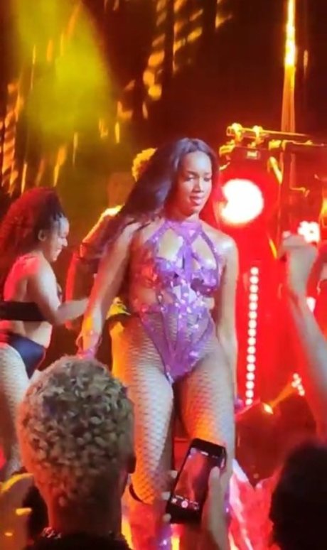 尖ったおっぱいオンリーファンズ アートxxx 写真