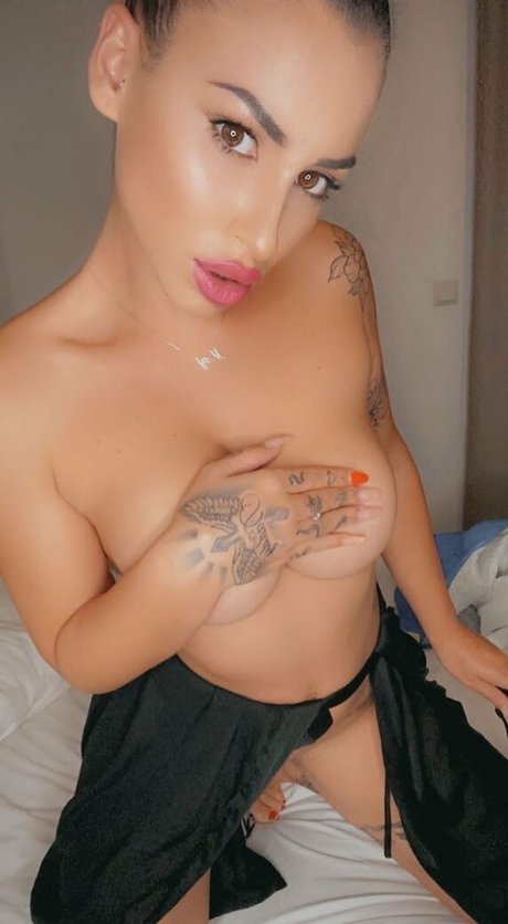 尖ったおっぱいオンリーファンズ 美しいxxx 写真