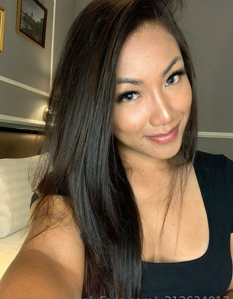 尖ったおっぱいオンリーファンズ アートポルノ 写真