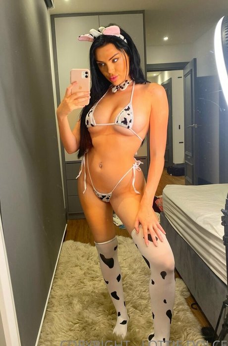 痩せたブルネットのオンリーファンズ セクシーヌード 写真