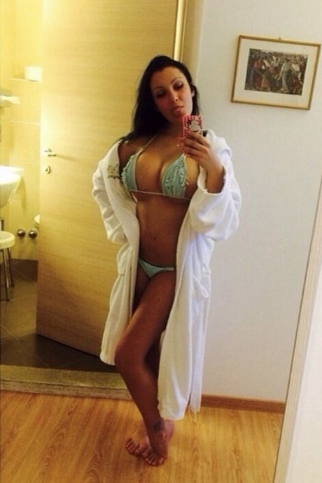 Elettra Lamborghini ポルノスター エロティック 画像