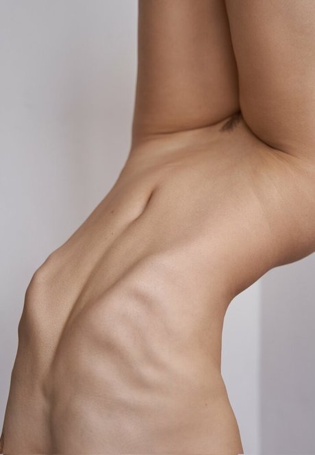 スキニーモデルオンリーファンズ 無料セクシー 写真