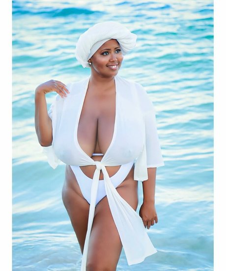 Monique Cooper セクシーなスター ギャラリー