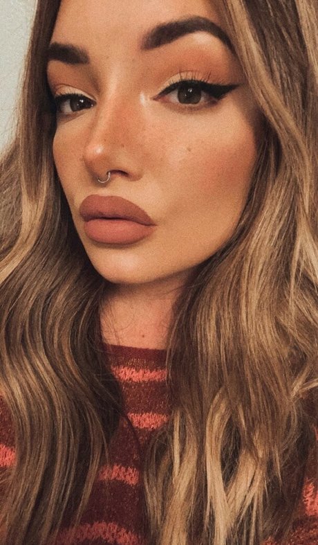 赤毛の痩せたオンリーファンズ 美しいxxx 写真