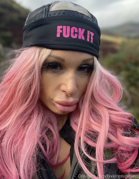 金髪の妻オンリーファンズ セクシーヌード 写真