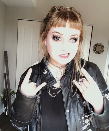 Mother Macabre ヌードスター 写真