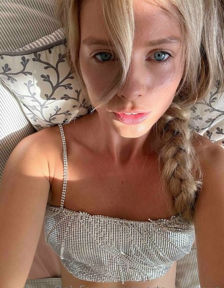 弁護士オンリーファンズ セクシーヌード 画像