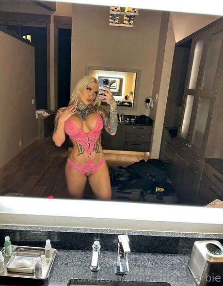 Christina Savoyy ヌードスター 画像