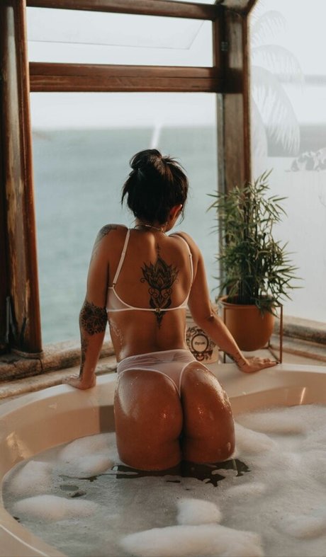 お尻を広げるオンリーファンズ 美しい裸 写真