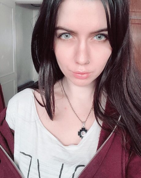 切断者オンリーファンズ ポルノ 画像