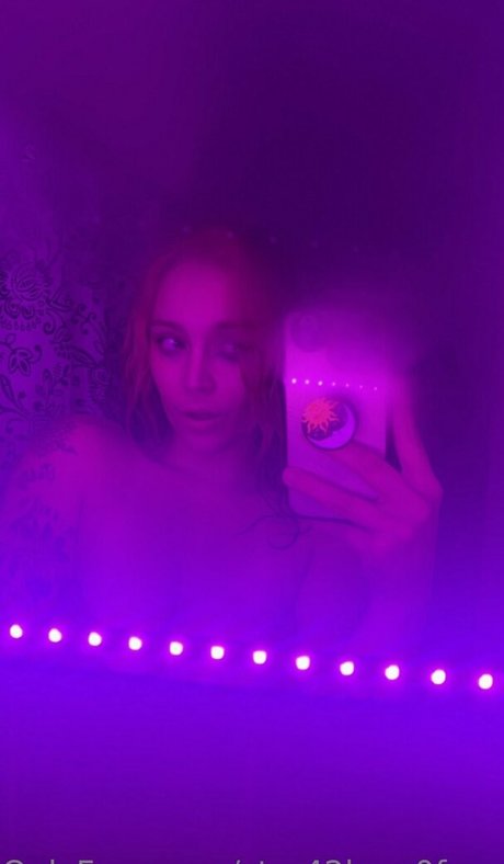 ストリップショー オンリーファンズ ポルノグラフィック 写真