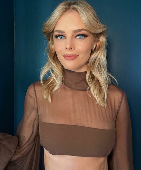 Samara Weaving セクシーモデル 画像