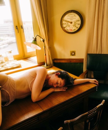 katya mozhina 裸の女優 写真