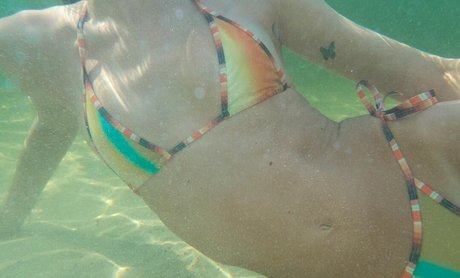 金髪の筋肉オンリーファンズ セクシーヌード 画像