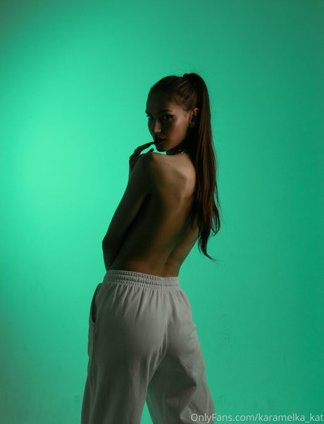 スペードのクイーン オンリーファンズ アートヌード 画像