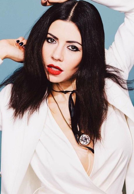 Marina Diamandis アート女優 画像