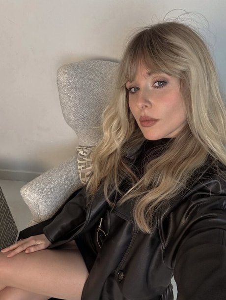 巨乳クーガーオンリーファンズ ヌード 写真