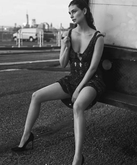 裸の女の子オンリーファンズ ヌード 写真